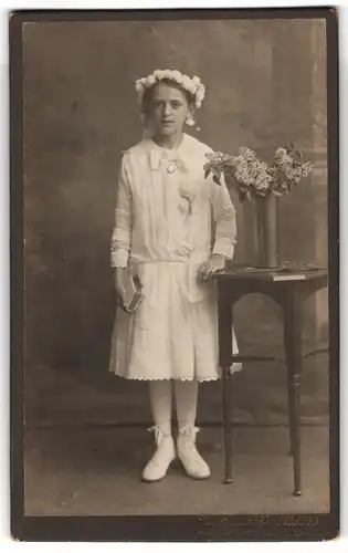 Fotografie W. Hillert, Düsseldorf, Birkenstr. 109, Portrait Mädchen im weissen Kleid mit Blumen im Haar zur Kommunion