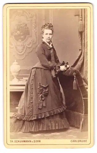 Fotografie Th. Schuhmann u. Sohn, Carlsruhe, Amalienstr. 57, Portrait junge Frau im Biedermeierkleid mit Zopf
