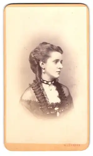 Fotografie Wilhelm Lehmann, Hietzing, Lainzerstr. 27, Portrait junge Frau im Tüllkleid mit Zöpfen