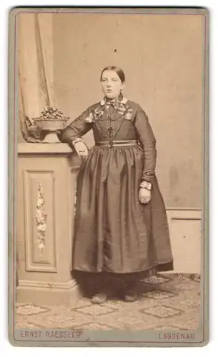 Fotografie Ernst Raessler, Langenau, Hauptstr. 463, Portrait Dame im Biedermeierkleid mit Halsschleife