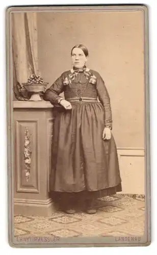 Fotografie Ernst Raessler, Langenau, Hauptstr. 463, Portrait Dame im Biedermeierkleid mit Halstuch