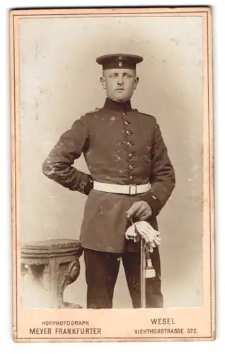 Fotografie Meyer Frankfurter, Wesel, Viehthorstr. 372, Portrait Soldat in Uniform mit Säbel und Krätzchen