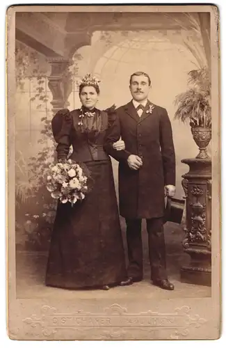 Fotografie Conrad Stichaner, Ulm, Ensingerstr. 4, Portrait Ehepaar im schwarzen Kleid und Anzug mit Zylinder