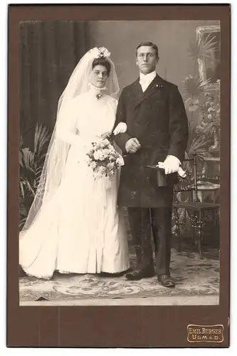 Fotografie Emil Burger, Ulm a. D., Syrlinstr. 4, Portrait Brautpaar im Hochzeitskleid mit Anzug und Zylinder