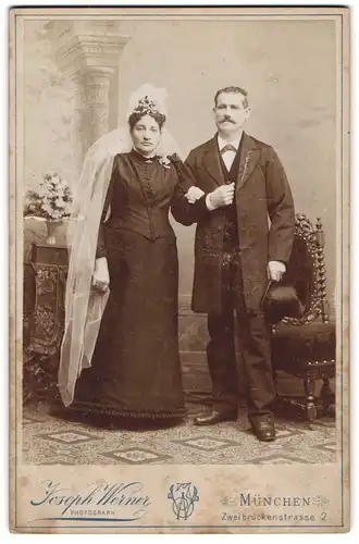 Fotografie Jospeh Werner, München, Zweibrückenstr. 2, Portrait Eheleute im schwarzen Kleid und Anzug mit Zylinder