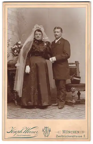 Fotografie Joseph Werner, München, Zweibrückenstr. 2, Portrait Ehepaar im schwarzen Kleid und Anzug mit Zylinder