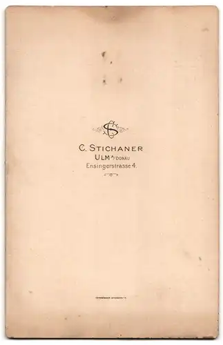 Fotografie C. Stichaner, Ulm a. Donau, Ensingerstr. 4, Portrait Paar im schwarzen Hochzeitskleid und Anzug mit Zylinder