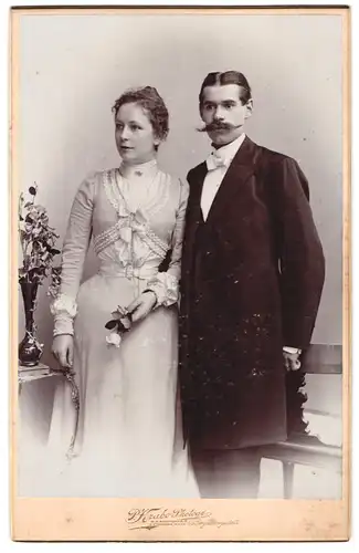 Fotografie P. Krabo, Frankfurt a. O., Regirungsstr. 13, Portrait Ehepaar im weissen Kleid und Anzug mit Walrossbart
