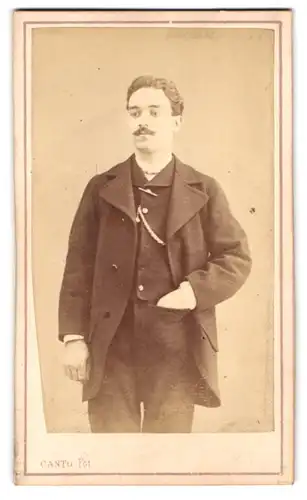 Fotografie Canto, Barcelona, Escudillers 8, Portrait Herr im Anzug mit Uhrenkette und Moustache