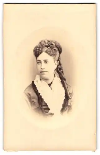 Fotografie H. Mariez Currena, Barcelona, Portrait junge Frau im Biedermeierkleid mit Locken und Rüschenkragen