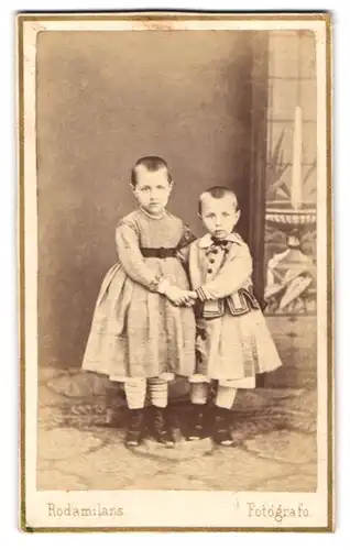 Fotografie Rodamilans, Barcelona, Pasage Madoz 1, Portrait zwei kleine Kinder in Kleidern halten Händchen