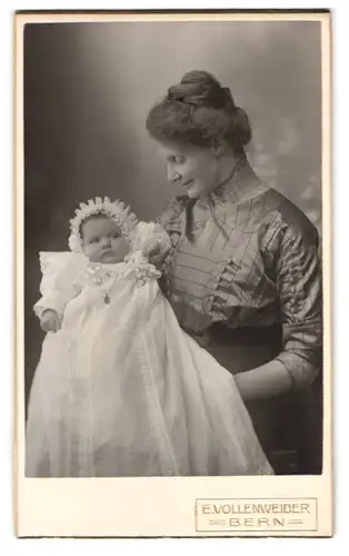 Fotografie W. Vollenweider, Bern, Postgasse 68, Portrait Mutter in seidener Bluse mit Kind im Arm, Mutterglück
