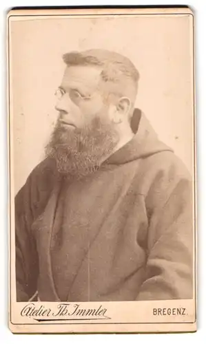Fotografie Th. Immler, Bregenz, Portrait Mönch in Kutte mit Vollbart und Brille