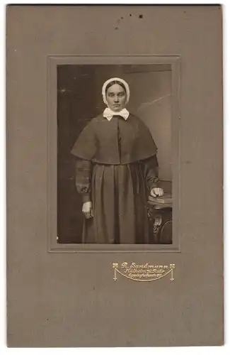 Fotografie R. Sandmann, Mülheim a. d. Ruhr, Eppinghoferstr. 80, Portrait Nonne im Gewand mit Haube