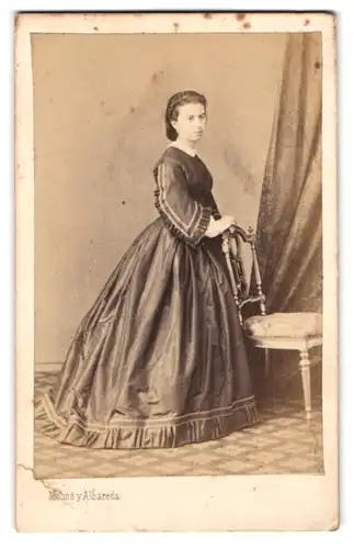 Fotografie Moline y Albareda, Barcelona, Arolas 16, Portrait junge Frau im seidenen Reifrock Kleid mit Locken
