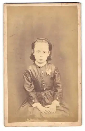 Fotografie J. Davicce, Ort unbekannt, Portrait Mädchen im seidenen Kleid mit Haarreifen und Schleife