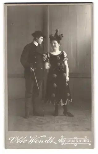 Fotografie Otto Wendt, Quedlinburg, Portrait zwei Frauen im Clowns Kostüm und als Jäger zu Fasching im Pensionat Lohmann