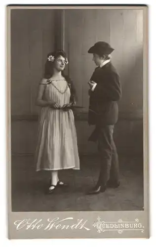 Fotografie Otto Wendt, Quedlinburg, Portrait junge Frau und Mann in Kostümen zum Fasching im Pensionat Lohmann