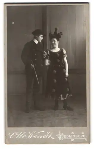 Fotografie Otto Wendt, Quedlinburg, zwei Frauen in Kostümen als Clown und Jäger zum Fasching om Pensionat Lohmann