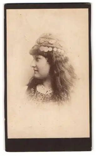 Fotografie unbekannter Fotograf und Ort, Portrait Dame im Kostüm mit Pailletten Mütze zum Fasching