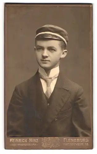 Fotografie Heinrich Hinz, Flensburg, Toosbuyerstr. 15, Portrait junger Knabe Student im Anzug mit Tellermütze
