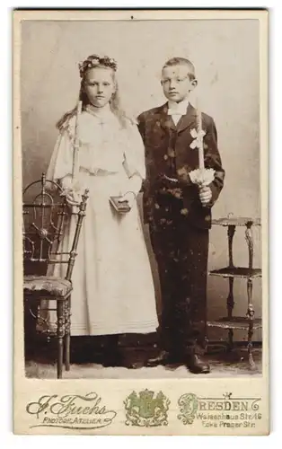 Fotografie J. Fuchs, Dresden, Waisenhaus-Str. 16, Portrait zwei Kinder in Kommunionskleidern mit Kerze