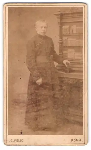Fotografie G. Felici, Roma, Via Nazionale 251, Portrait junger Priester im Talar mit Bibel in der Hand