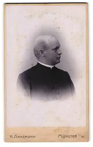 Fotografie H. Arnemann, Münster i. W., Frauenstr. 1, Portrait Pastor Joh. Bäumer im Talar mit Collar