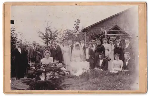 Fotografie unbekannter Fotograf und Ort, Hochzeitsgesellschaft samt Braut und Bräutigam nebst Gefolge im Garten
