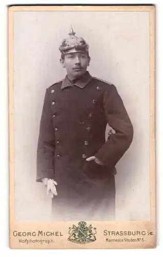 Fotografie Georg Michel, Strassburg i. E., Marnesia-Staden 5, Portrait Einjährig-Freiwilliger in Uniform mit Pickelhaube