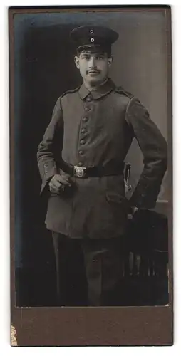 Fotografie unbekannter Fotograf und Ort, junger Soldat in Feldgrau Uniform Rgt. 132 mit Bajonett