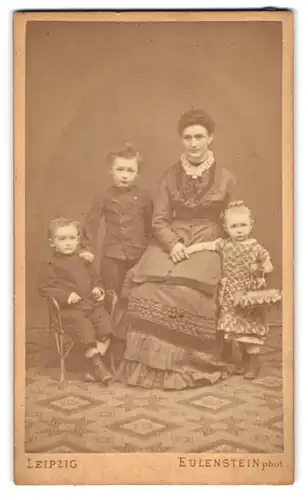 Fotografie Eulenstein, Leipzig, Portrait Mutter Bertha mit ihren Kindern Oswald, Bruno und Elsa Rädel, Mutterglück