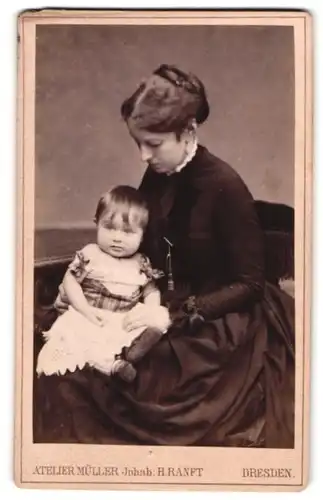 Fotografie Atelier Müller, Dresden, Marien-Str. 26, Portrait Mutter im Biedermeierkleid mit Tochter, Mutterglück