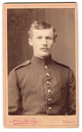 Fotografie Ferd. Hechy, Berlin, Steglitzer-Str. 61, Portrait Soldat in Uniform mit Moustache