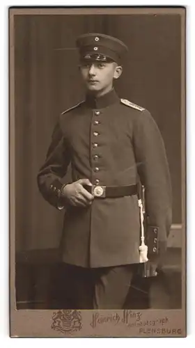 Fotografie Heinrich Hinz, Flensburg, Portrait junger Soldat in Uniform mit Bajonett und Portepee