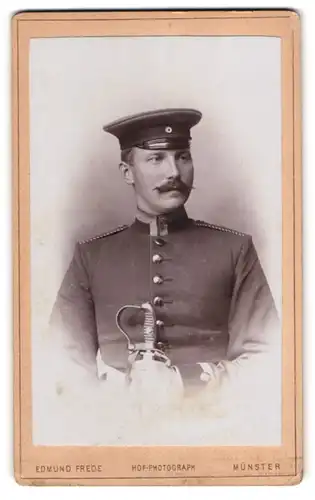 Fotografie Edmund Frede, Münster, Neubrückerstr. 6, Portrait Einjährig-Freiwilliger Uffz. Hubert Suermann in Uniform