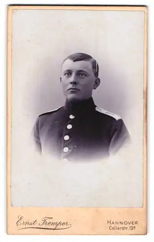 Fotografie Ernst Tremper, Hannover, Cellerstr. 19a, Portrait junger Soldat in Uniform Rgt. 74