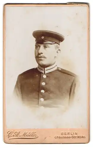 Fotografie C. A. Müller, Berlin, Chaussee-Str. 40, Portrait Soldat in Garde Uniform mit Schrimmütze