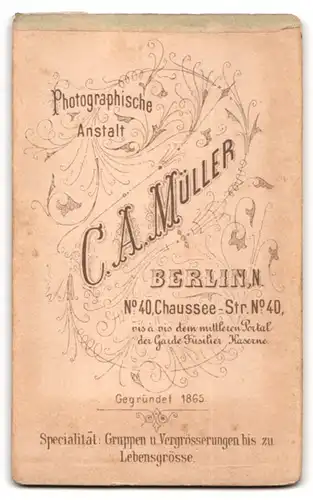 Fotografie C. A. Müller, Berlin, Chaussee-Str. 40, Portrait Soldat in Garde Uniform mit Schrimmütze