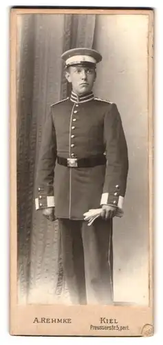 Fotografie A. Rehmke, Kiel, Preusserstr. 5, Portrait Einjährig-Freiwilliger Alois Meyer in Garde Uniform