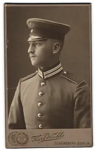 Fotografie Karl Wahl, Berlin-Schöneberg, Hauptstr. 156, Portrait Einjährig-Freiwilliger in Garde Uniform Eisenbahn Rgt.
