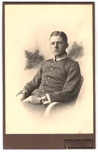 Fotografie G. Christiansen, Flensburg, Friesischestr. 2, Portrait junger Uffz. in Garde Uniform mit Armbanduhr