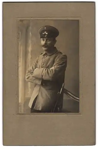 Fotografie unbekannter Fotograf und Ort, Portrait Soldat in Feldgrau Uniform Rgt. 2 mit Bajonett