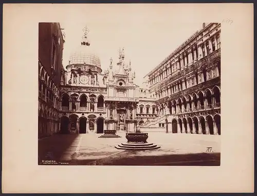 Fotografie unbekannter Fotograf, Ansicht Venedig - Venezia, Cortile del Palazzo Ducale, Grossformat 33 x 25cm