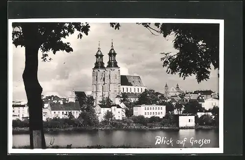 AK Gnesen / Gniezno, Blick auf den Ort mit Kirche