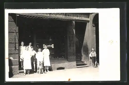 Foto-AK Strassenpartie mit Konditorei und Personal