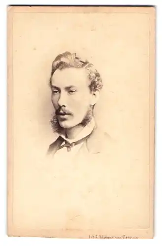 Fotografie London School of Photography, London-EC, 103, Newgate Street, Portrait junger Herr im Anzug mit Bart