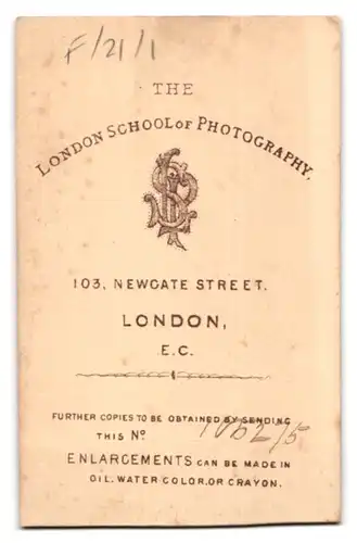 Fotografie London School of Photography, London-EC, 103, Newgate Street, Portrait junger Herr im Anzug mit Bart