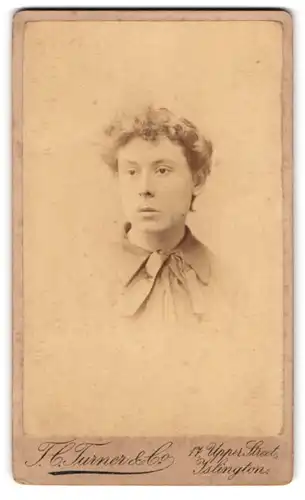Fotografie T. C. Turner & co., Islington, 17, Uppers Street, Portrait junge Dame in modischer Kleidung