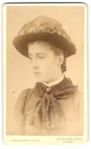 Fotografie Charles Smith Allen, Tenby, Portrait junge Dame mit Hut und Kragenbrosche